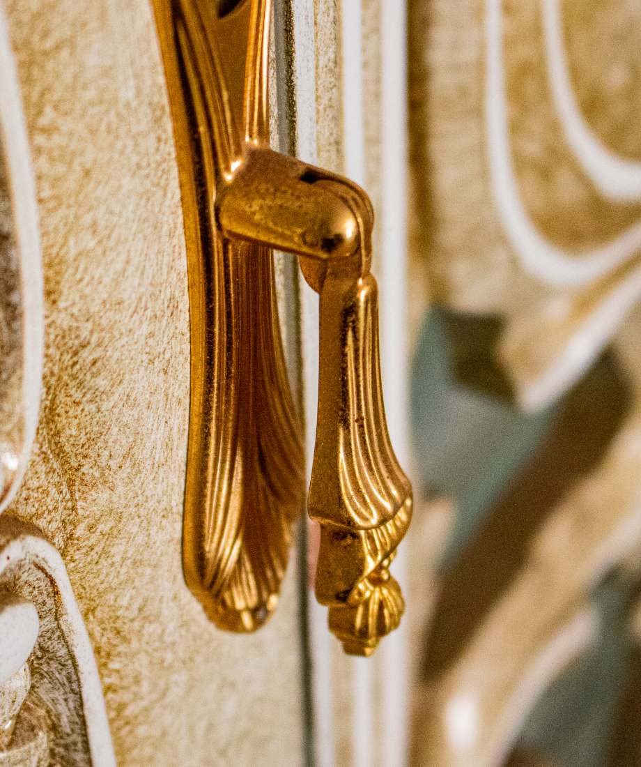 Vitrine dorée avec étagères en verre – Image 2