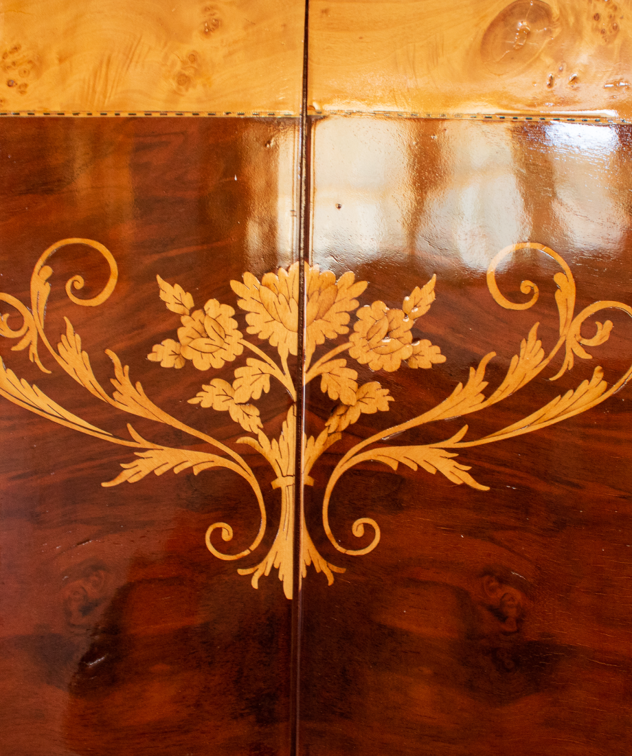 Armoire en bois massif avec ornements dorés et colonnes sculptées – Image 2