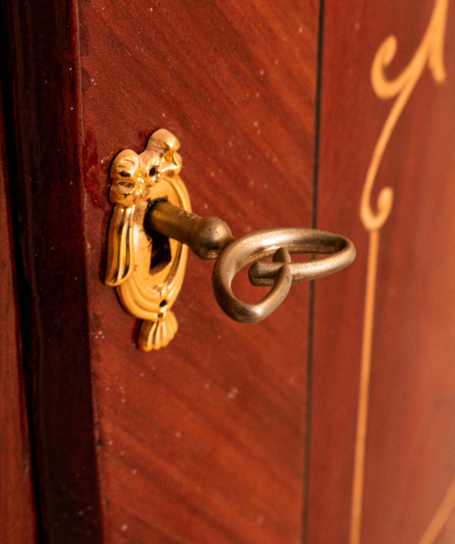 Vitrine antique en bois sculpté avec accents dorés – Image 2