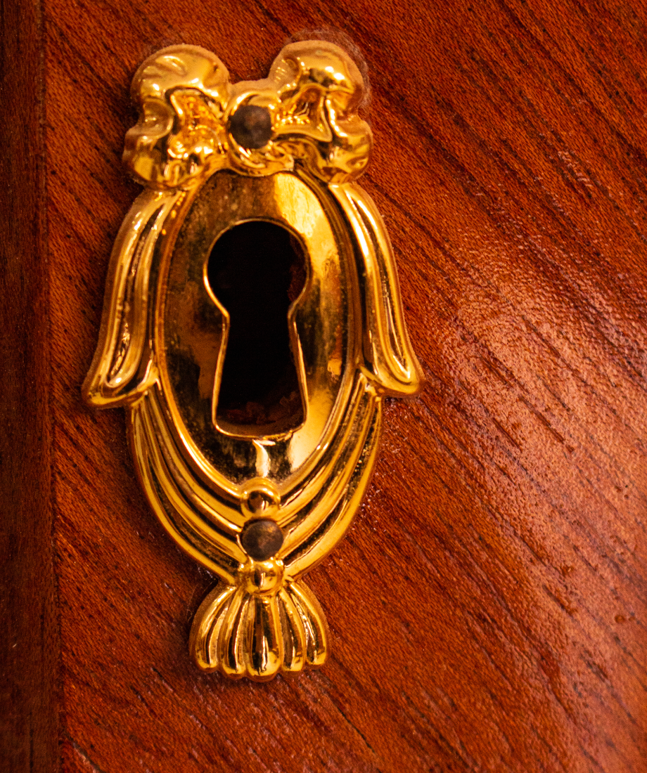 Vitrine antique en bois sculpté avec accents dorés – Image 3