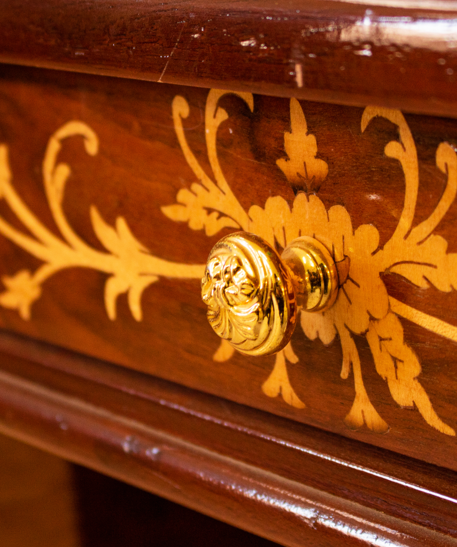 Vitrine antique en bois sculpté avec accents dorés – Image 4