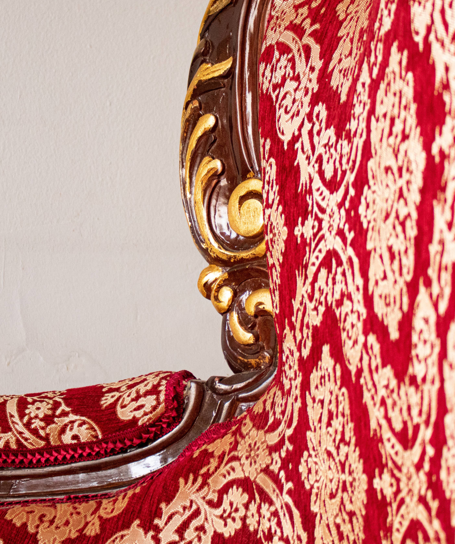 Méridienne vintage en tissu floral rouge et doré – Image 2