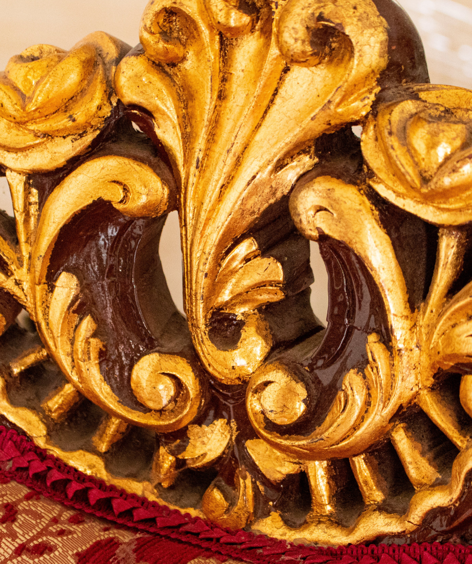 Méridienne vintage en tissu floral rouge et doré – Image 3