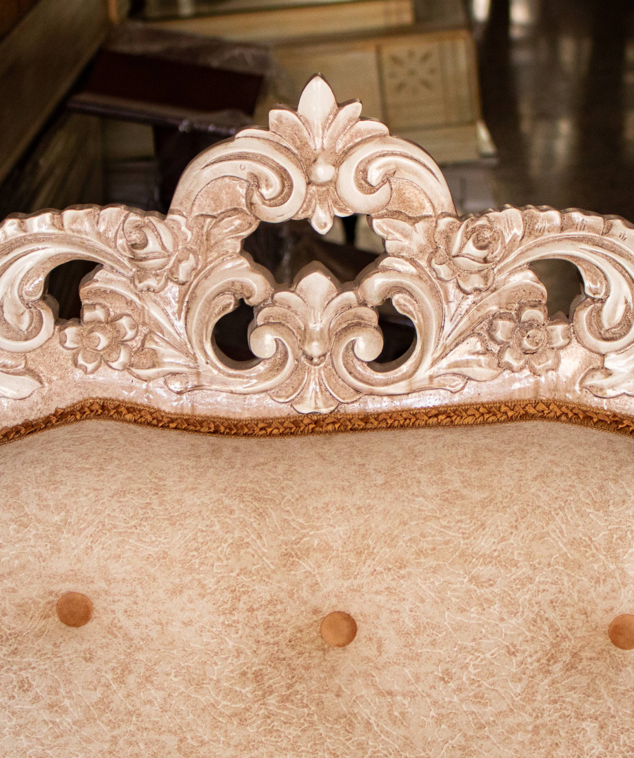 Canapé vintage avec cadre sculpté et capitonnage – Image 2