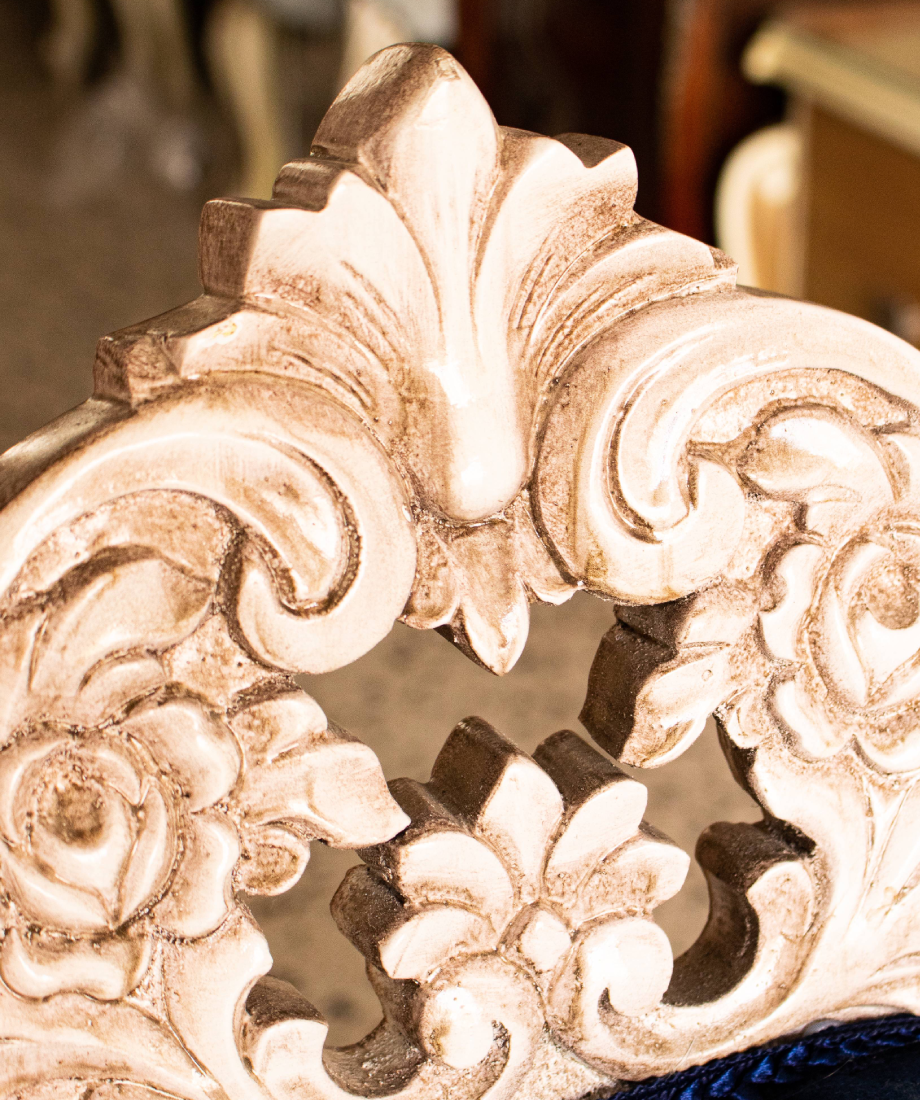 Fauteuil élégant en velours bleu avec cadre en bois sculpté – Image 2