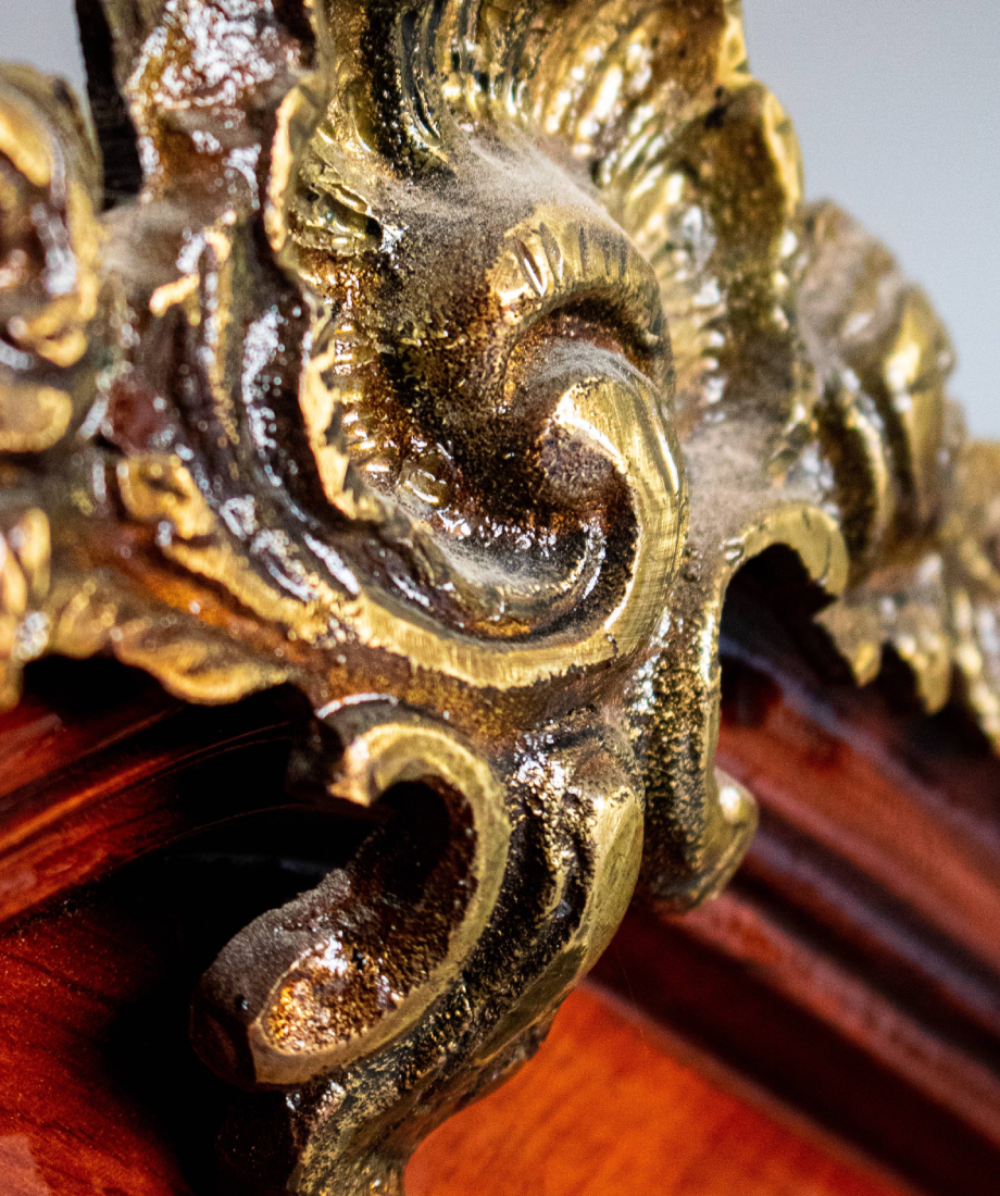 Vitrine en bois sculpté avec verre – Image 2