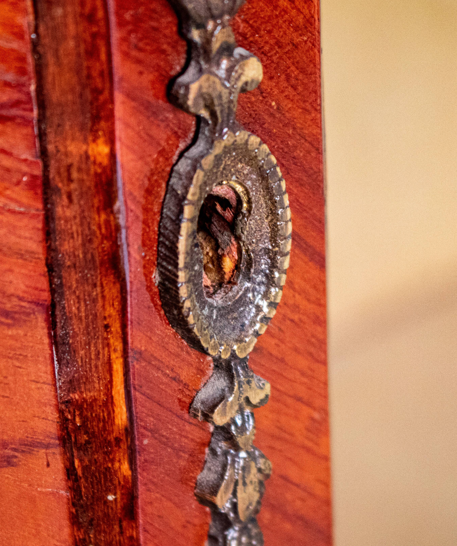 Vitrine en bois sculpté avec verre – Image 3