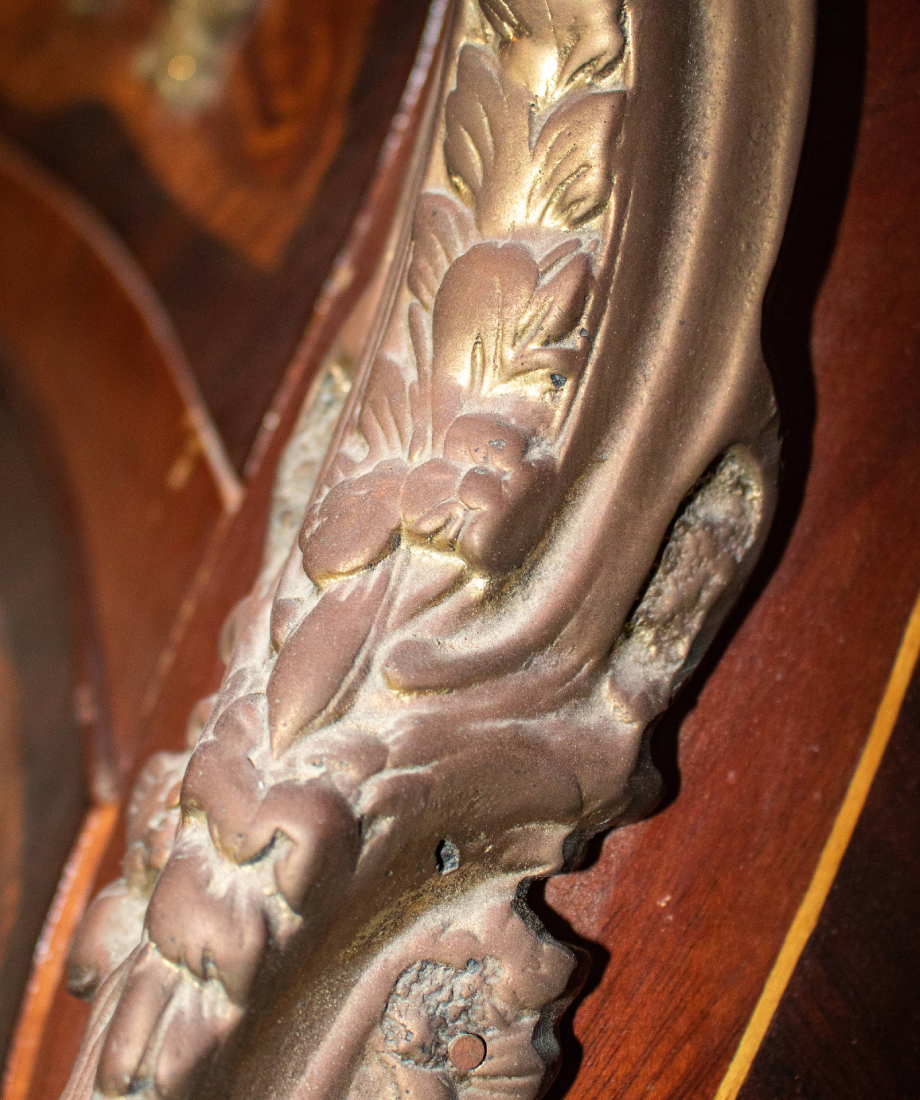 Vitrine en bois sculpté avec verre – Image 4