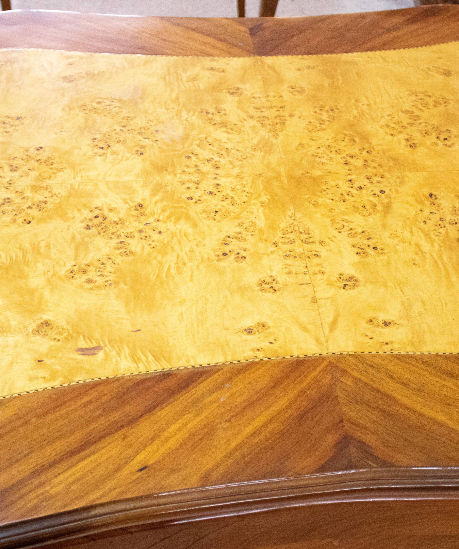 bureau en bois sculptée avec finition brillante – Image 2