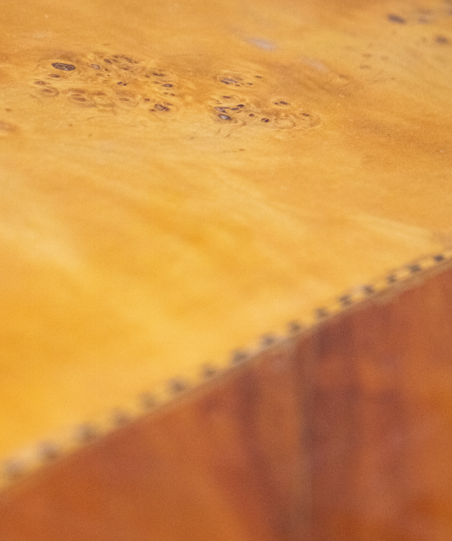 bureau en bois sculptée avec finition brillante – Image 3