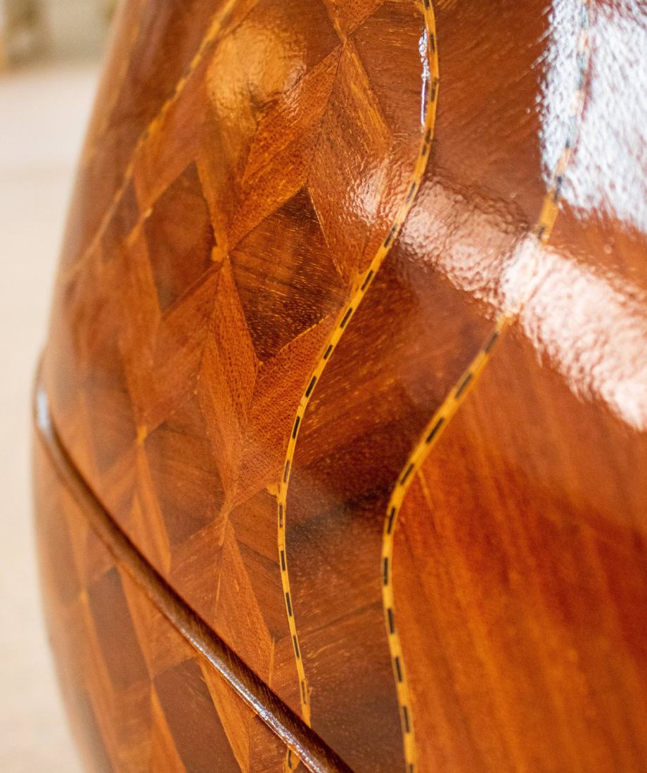 Commode vintage en bois avec plateau en verre – Image 2