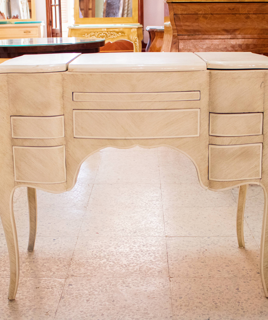 Coiffeuse en bois clair avec miroir rabattable et tiroirs – Image 2