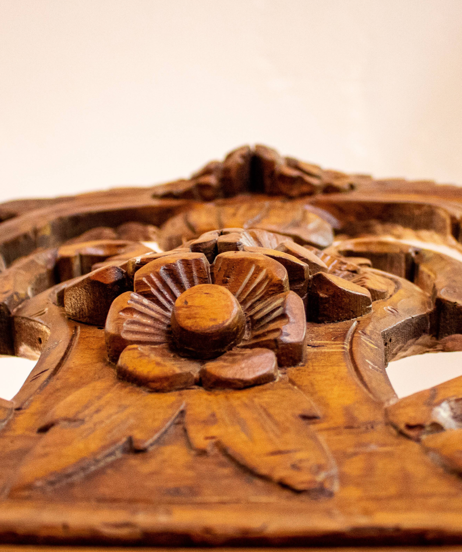 Vitrine en bois sculpté avec portes vitrées – Image 2