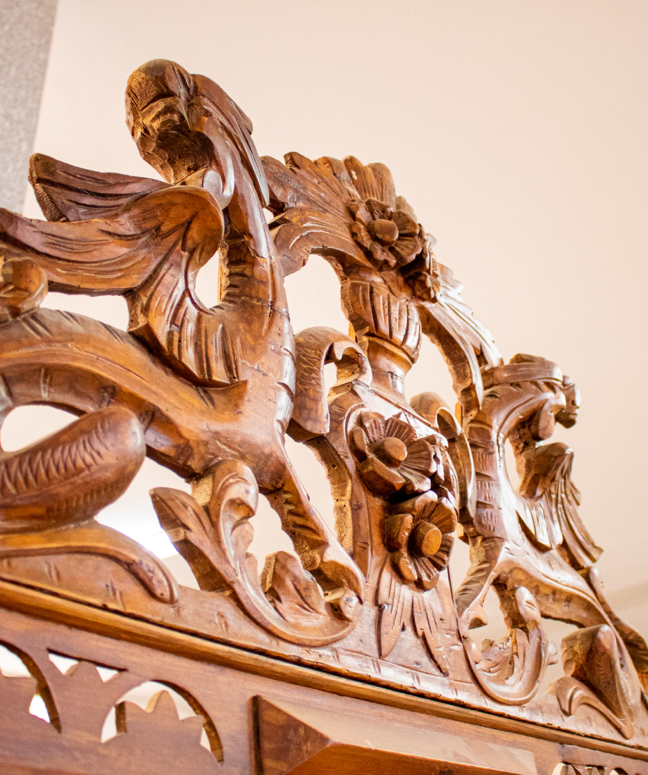 Vitrine en bois sculpté avec portes vitrées – Image 3