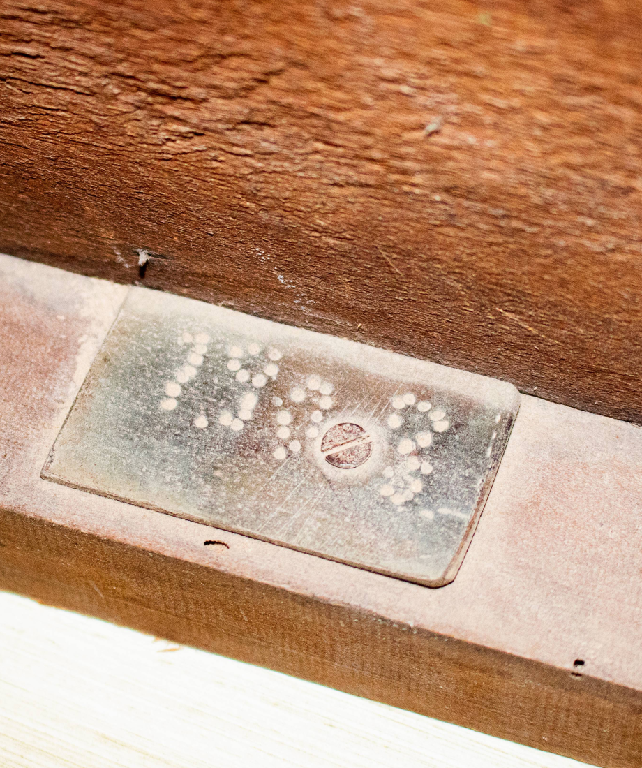 Vitrine en bois sculpté avec portes vitrées – Image 4