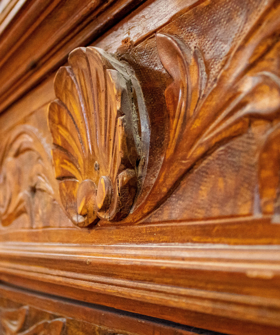 Vitrine en bois sculpté avec portes vitrées – Image 5