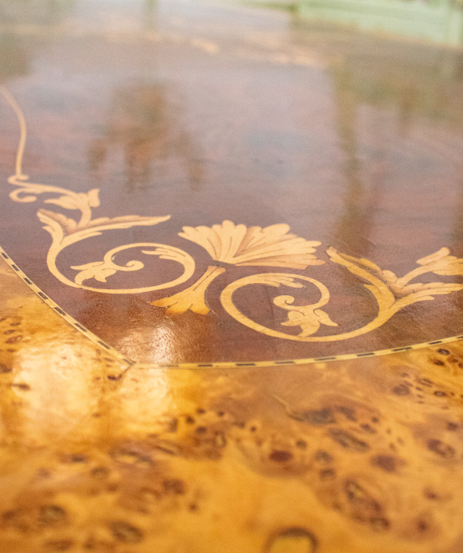 Table à manger en bois sculpté avec accents dorés – Image 2
