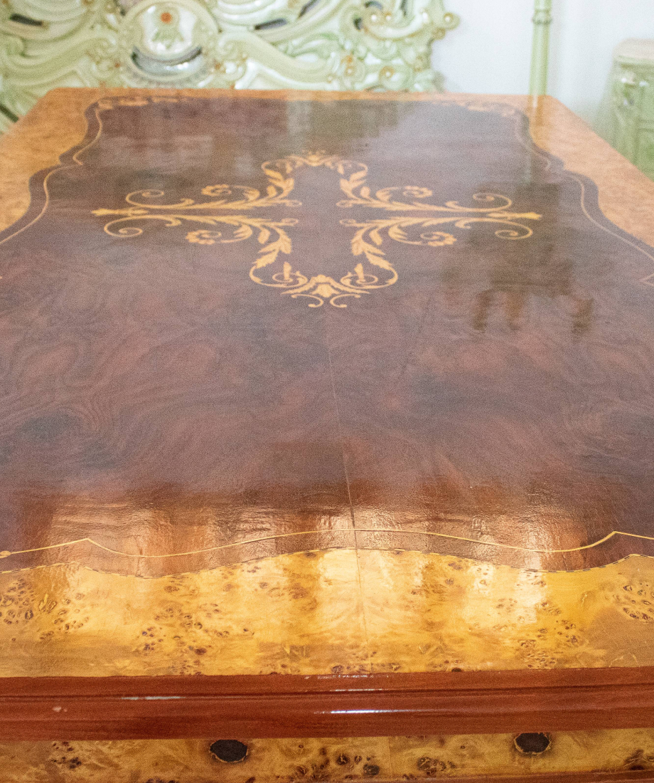 Table à manger en bois sculpté avec accents dorés – Image 3