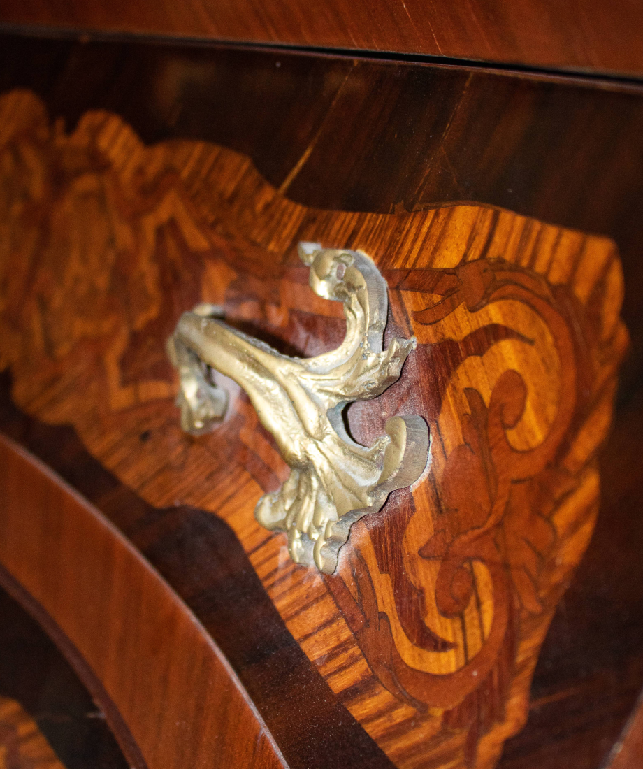 Commode en bois sculpté avec ornements dorés et plateau marbré – Image 3