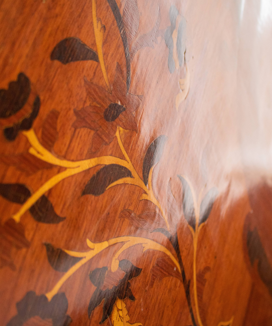 Commode en bois sculpté avec plateau en pierre naturelle – Image 2