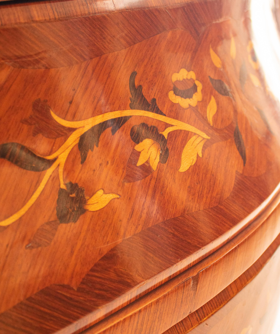 Commode en bois sculpté avec plateau en pierre naturelle – Image 3