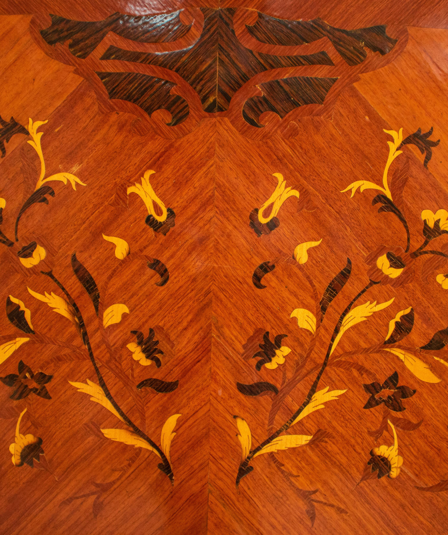 Commode en bois sculpté avec plateau en pierre naturelle – Image 4