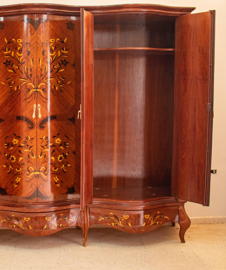 Armoire en bois avec motifs floraux incrustés – Image 2