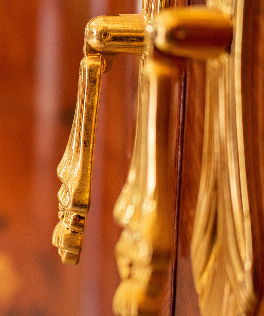 Armoire en bois avec motifs floraux incrustés – Image 3
