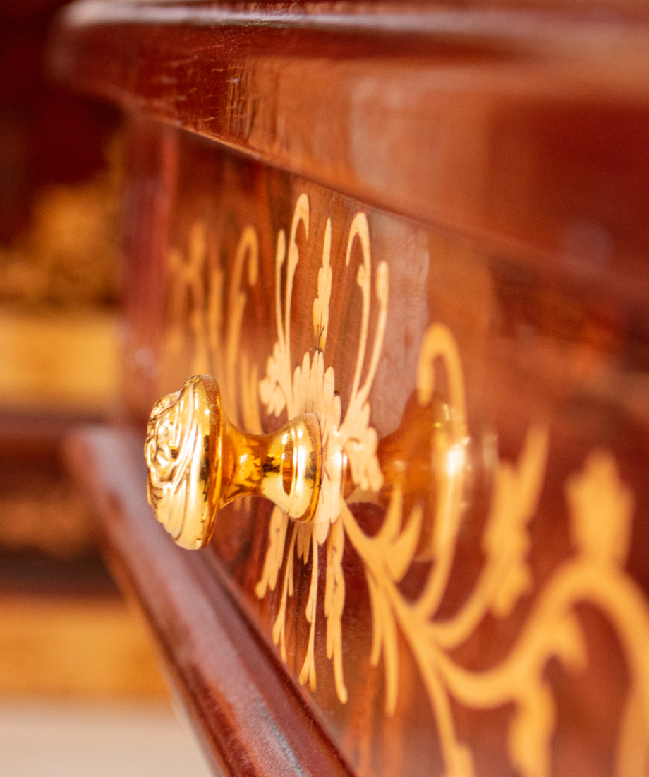 Armoire en bois massif avec ornements dorés et colonnes sculptées – Image 4