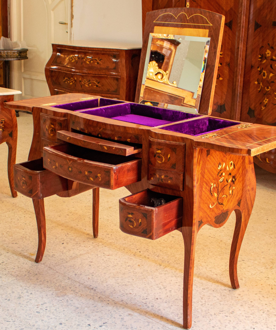 Coiffeuse en bois avec incrustations florales et miroir intégré – Image 2