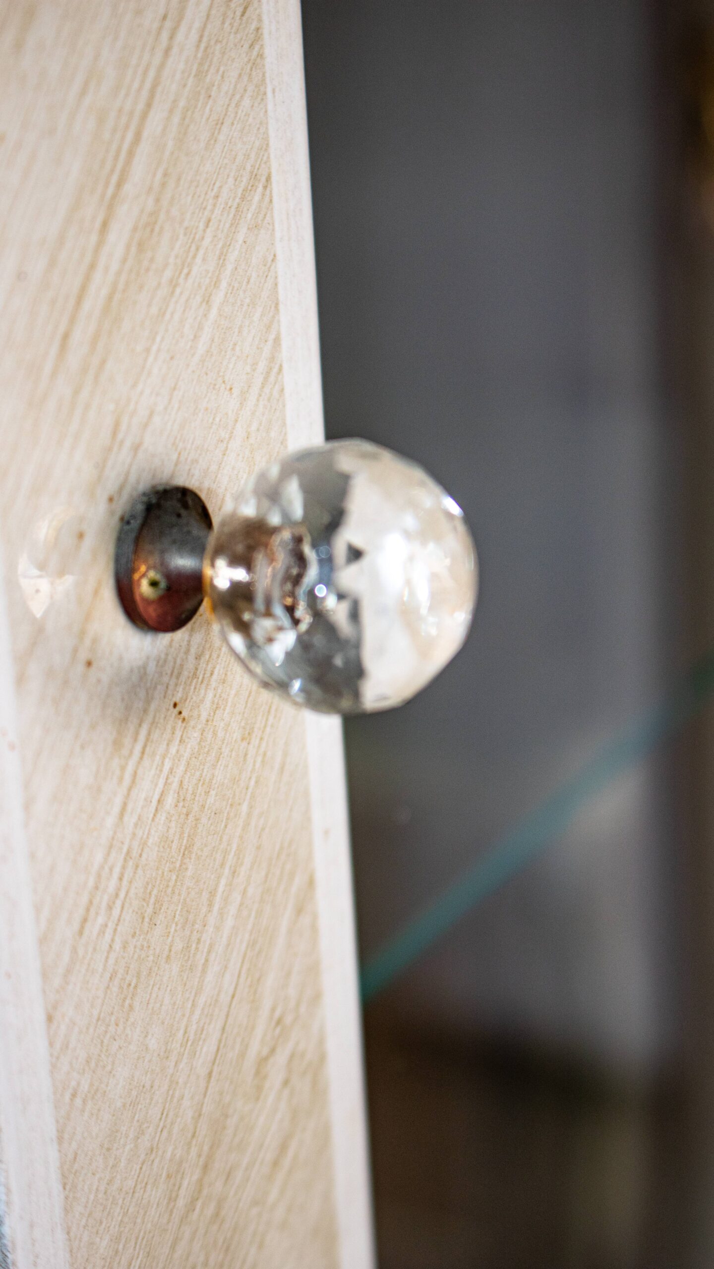 Vitrine haute en bois clair avec portes vitrées et tiroirs – Image 3