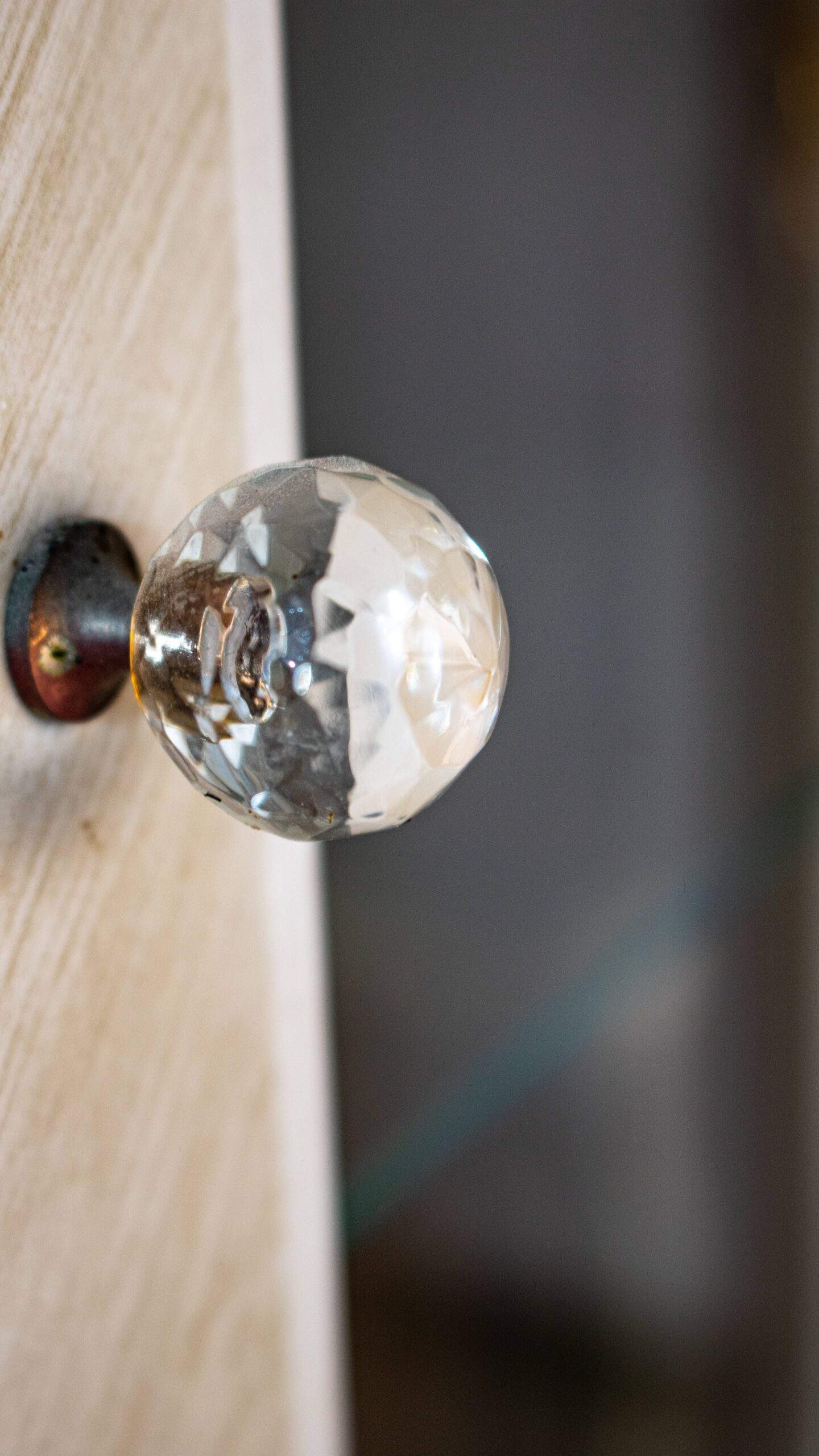 Vitrine haute en bois clair avec portes vitrées et tiroirs – Image 2