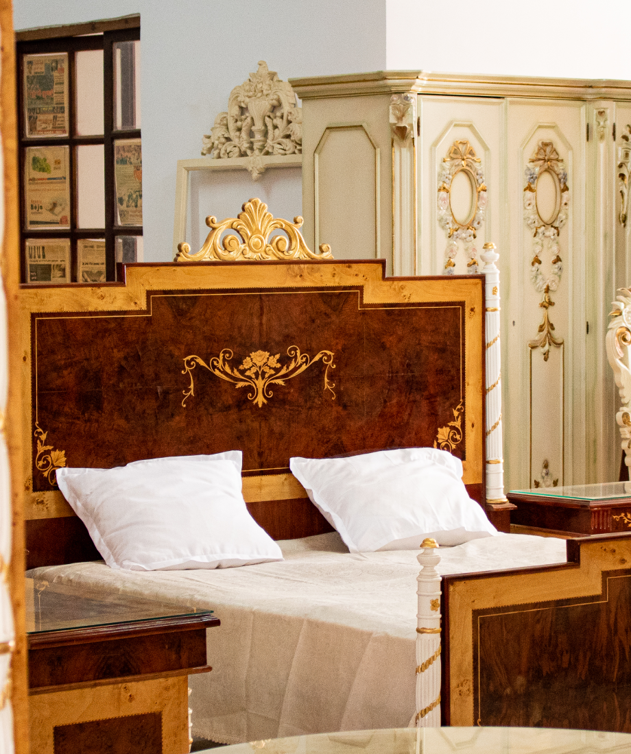 Lit sculpté en bois massif – Image 2