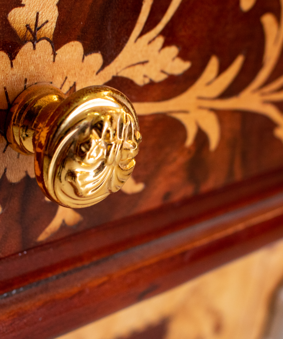 Armoire en bois massif avec ornements dorés et colonnes sculptées – Image 3